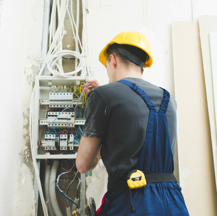Un électricien gère des fils électriques