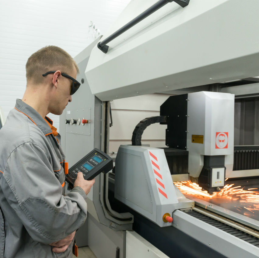 Un ingénieur gère une machine