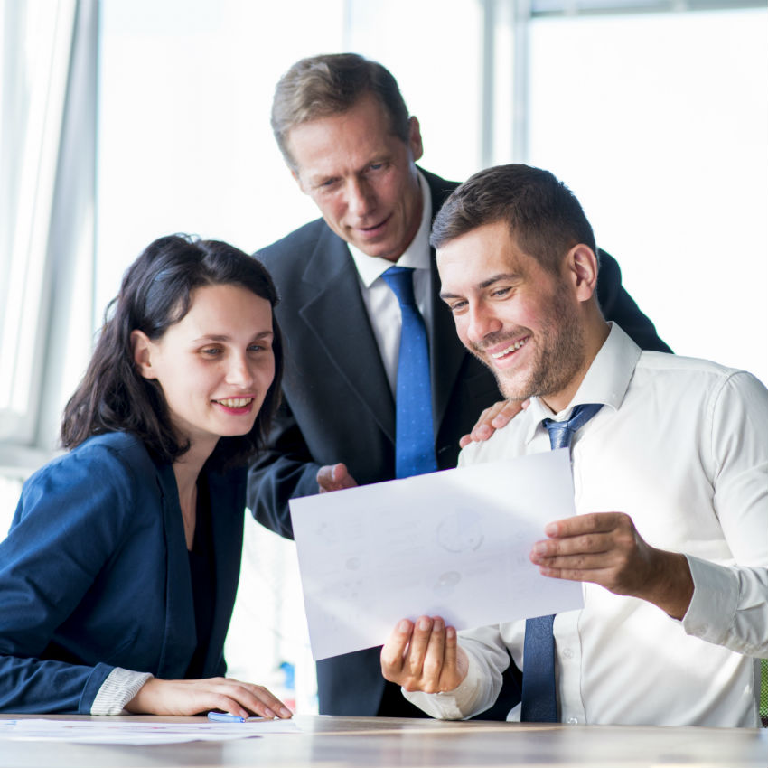 Trois collaborateurs discutent ensemble