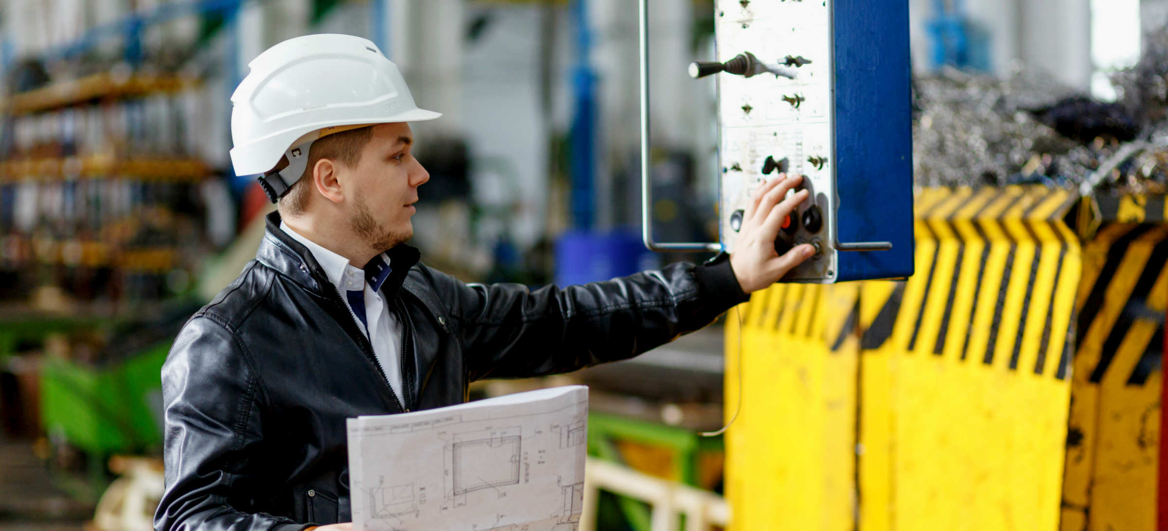 Un technicien de maintenance règle une machine